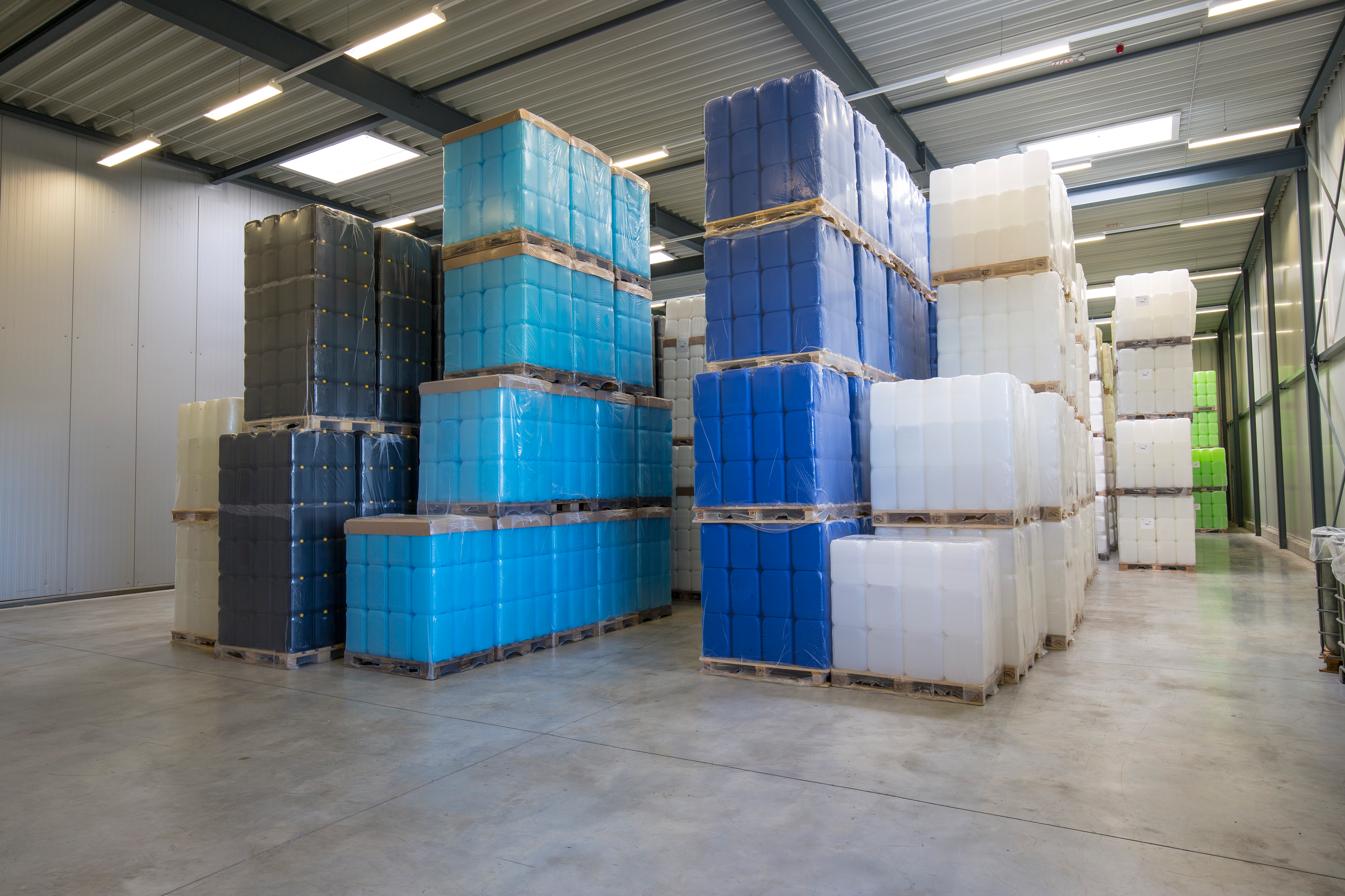 Blaue Kanister auf Paletten gestapelt